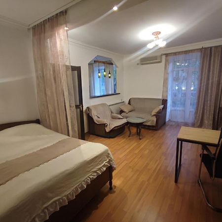 Apartments On Sayat-Nova 14 Yerevan Bagian luar foto